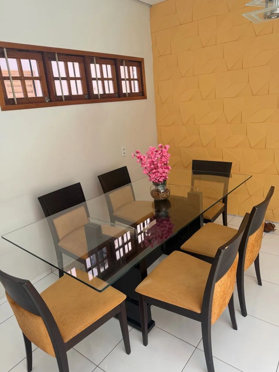 Vendo mesa com 6 cadeiras. - Foto 2