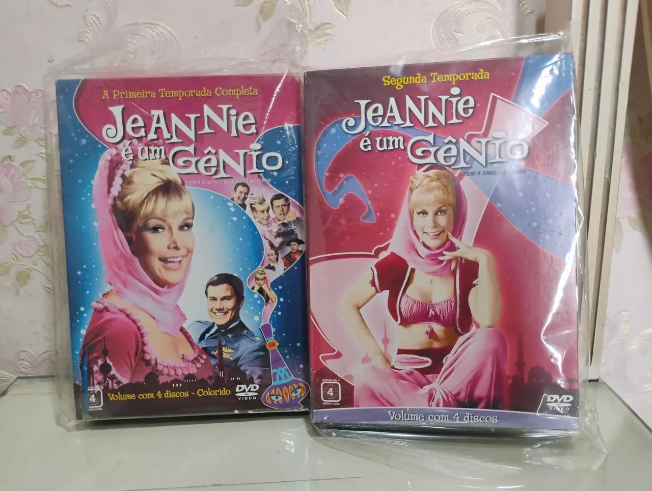 Boxset de DVDS "Jeannie é um Gênio" 1ª a 2ª Temporada Lacrada Sem Uso 