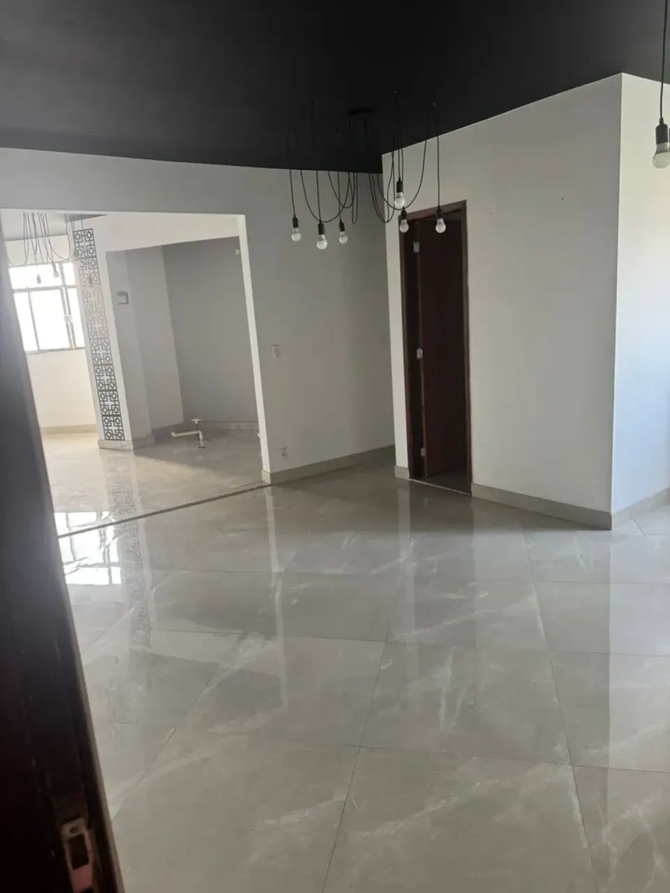 Sala comercial na Avenida Jambeiro - Vila Valqueire - Rio de Janeiro.