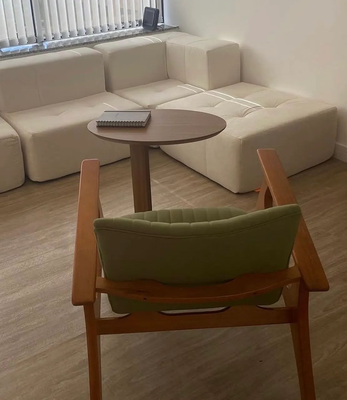 Sofá na Caixa Modular 3 Lugares Bouclé Linho + Puff - Foto 3