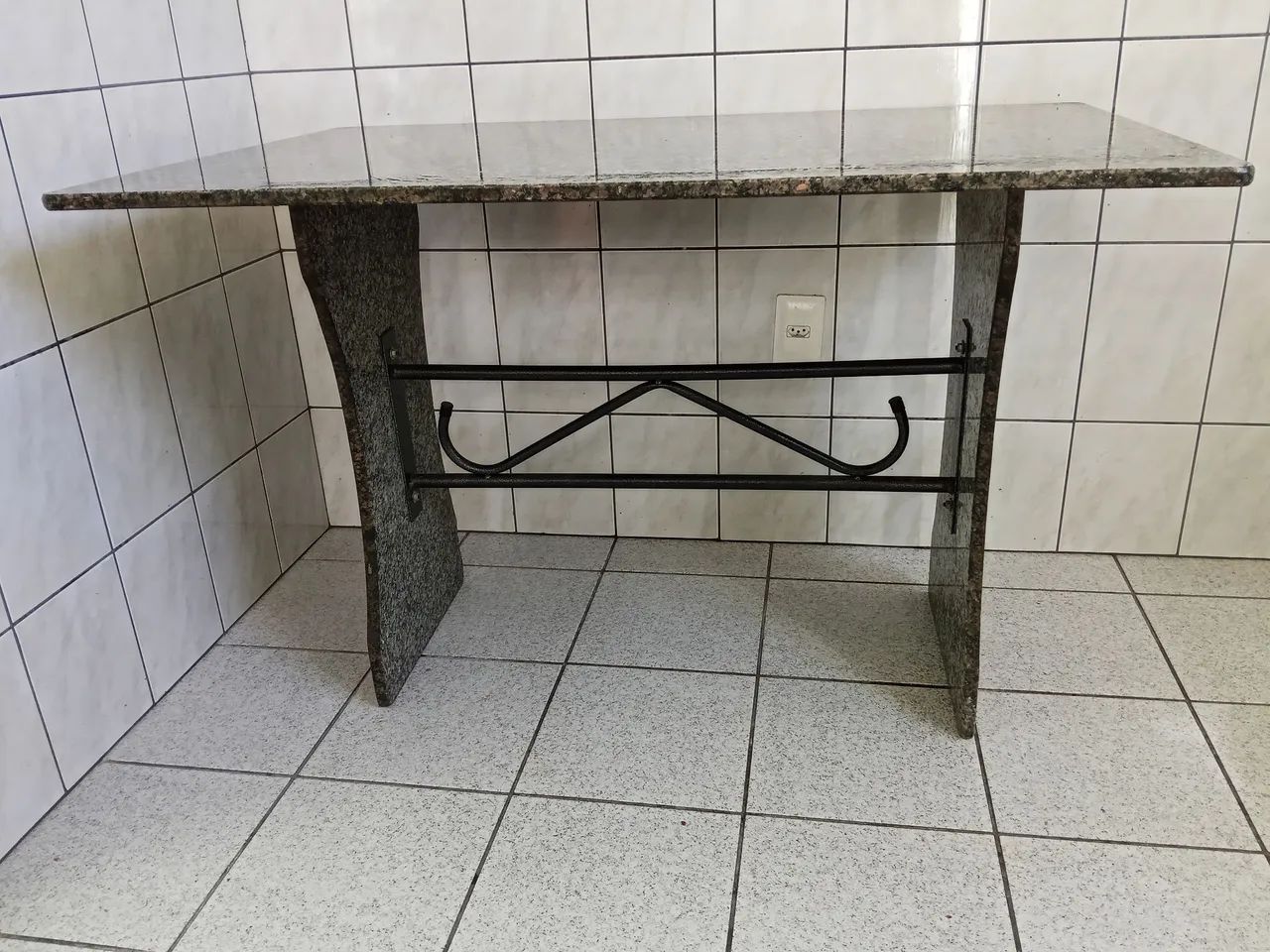 Mesa toda de mármore até o pé dela é mármore  - Foto 4
