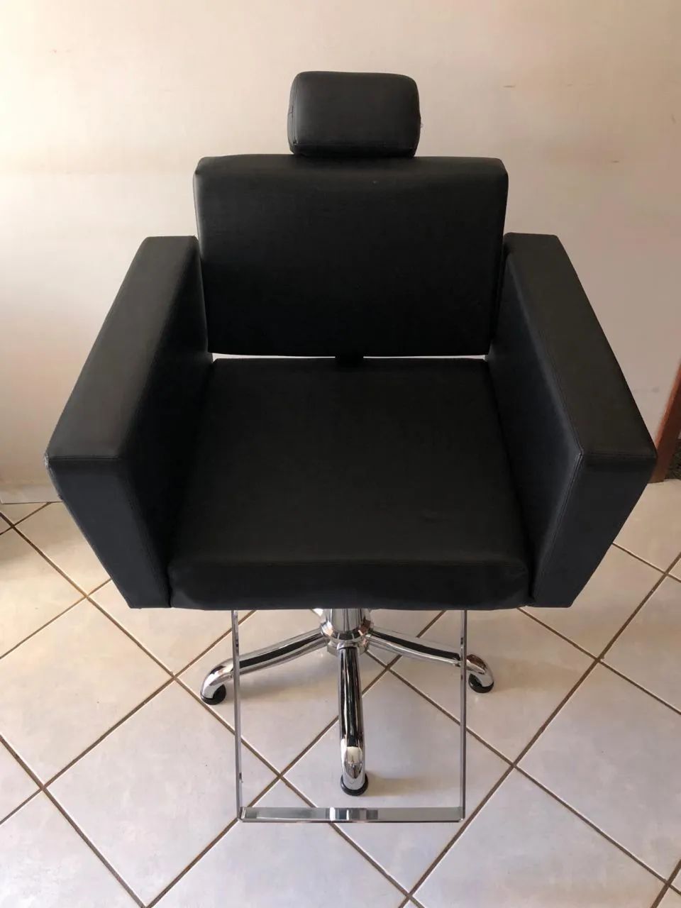 Cadeira Cabeileiro Reclinável  - Foto 4