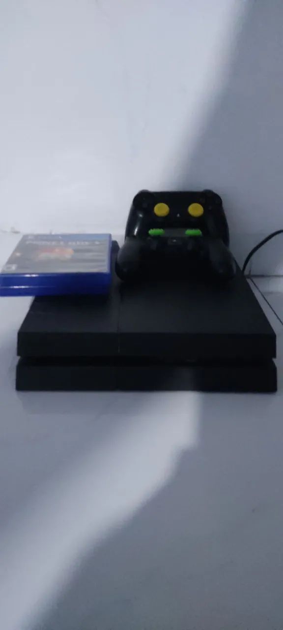 Ps4 com dois controles e dois jogos, com defeito no console fora isso tudo e novo - Foto 3