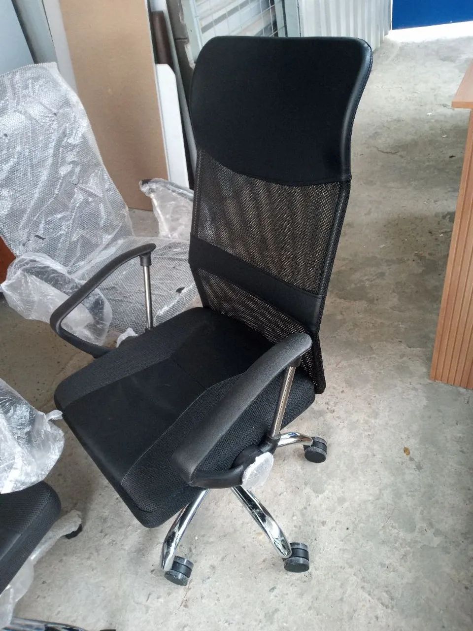 Cadeira giratória diretor com tela mesh nova  - Foto 2