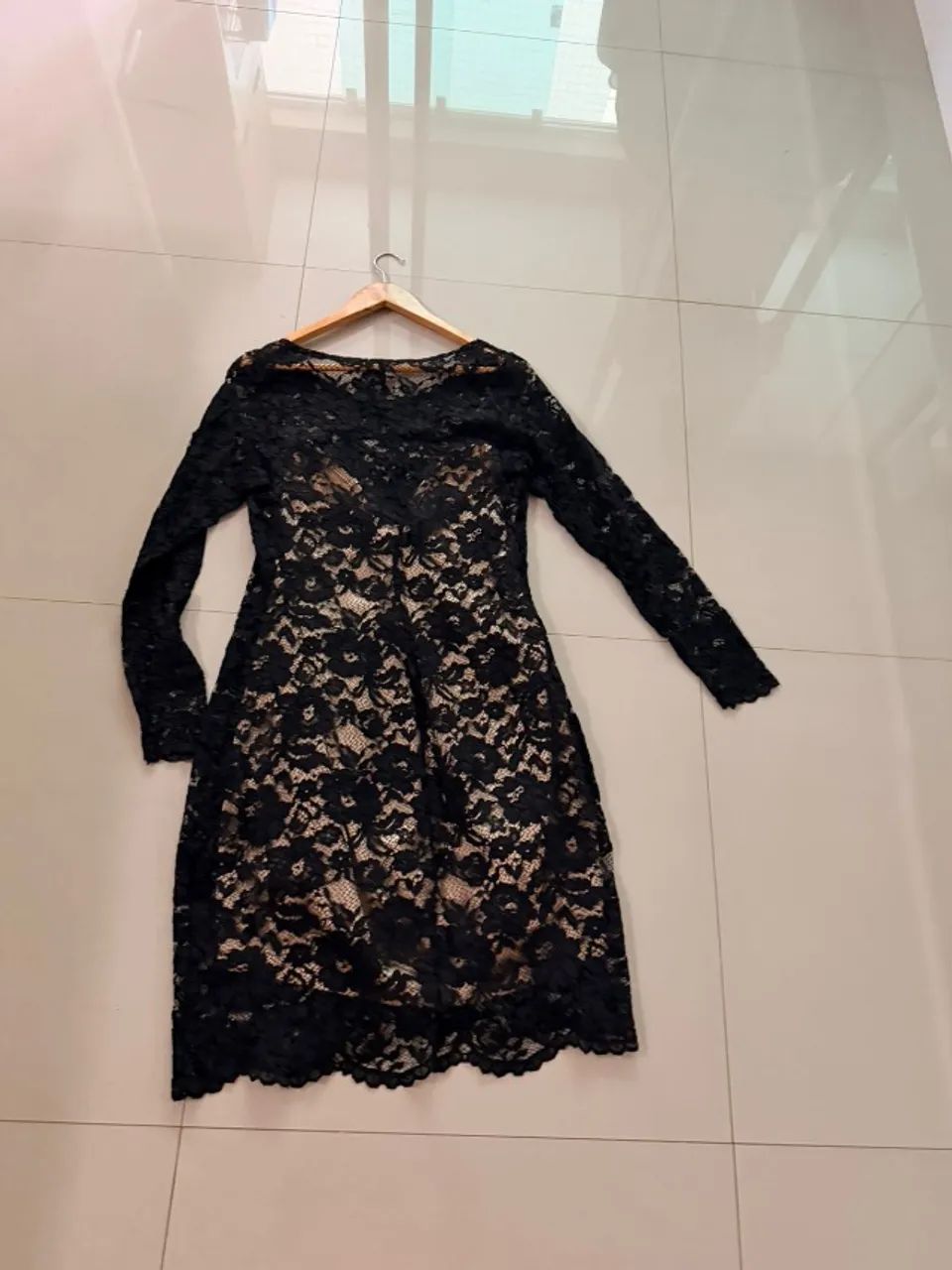 Vestido preto de renda com fundo dourado - Foto 2
