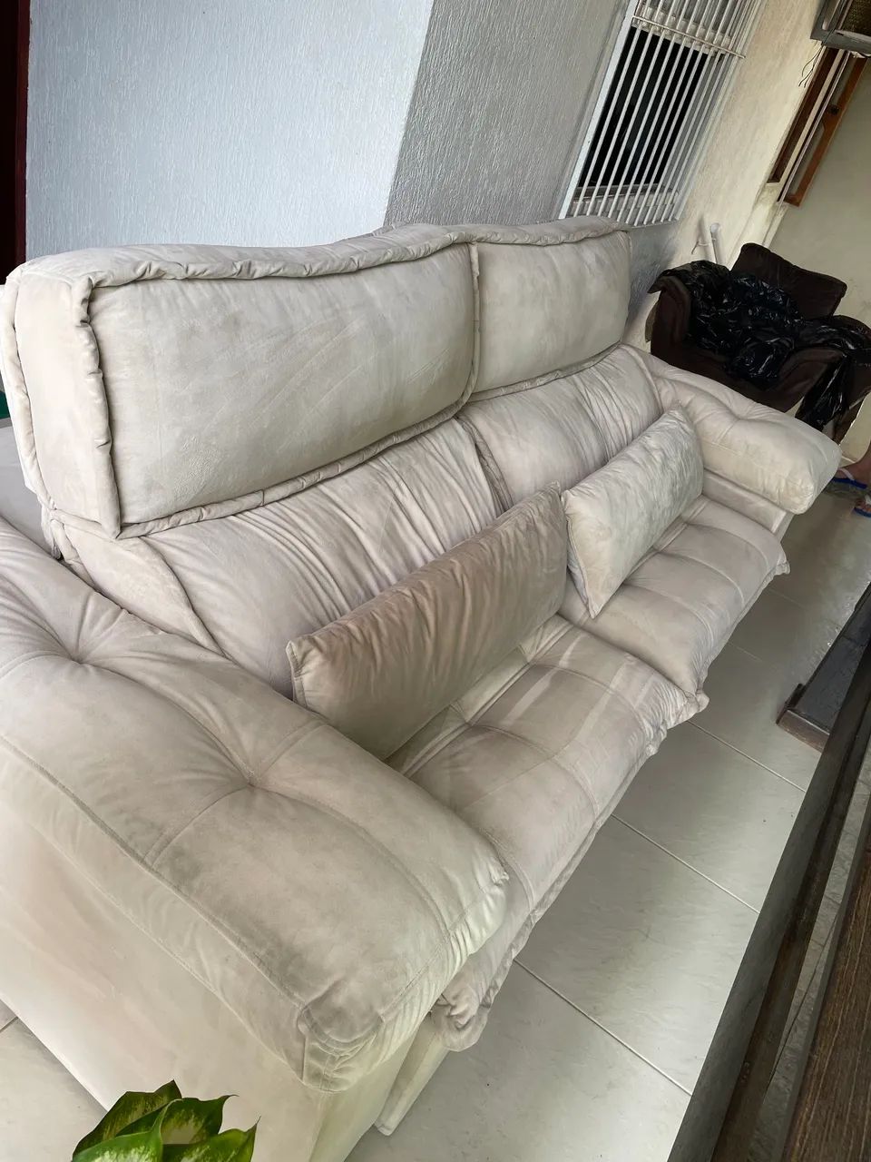 Sofá retrátil em Suede off-white - Foto 2