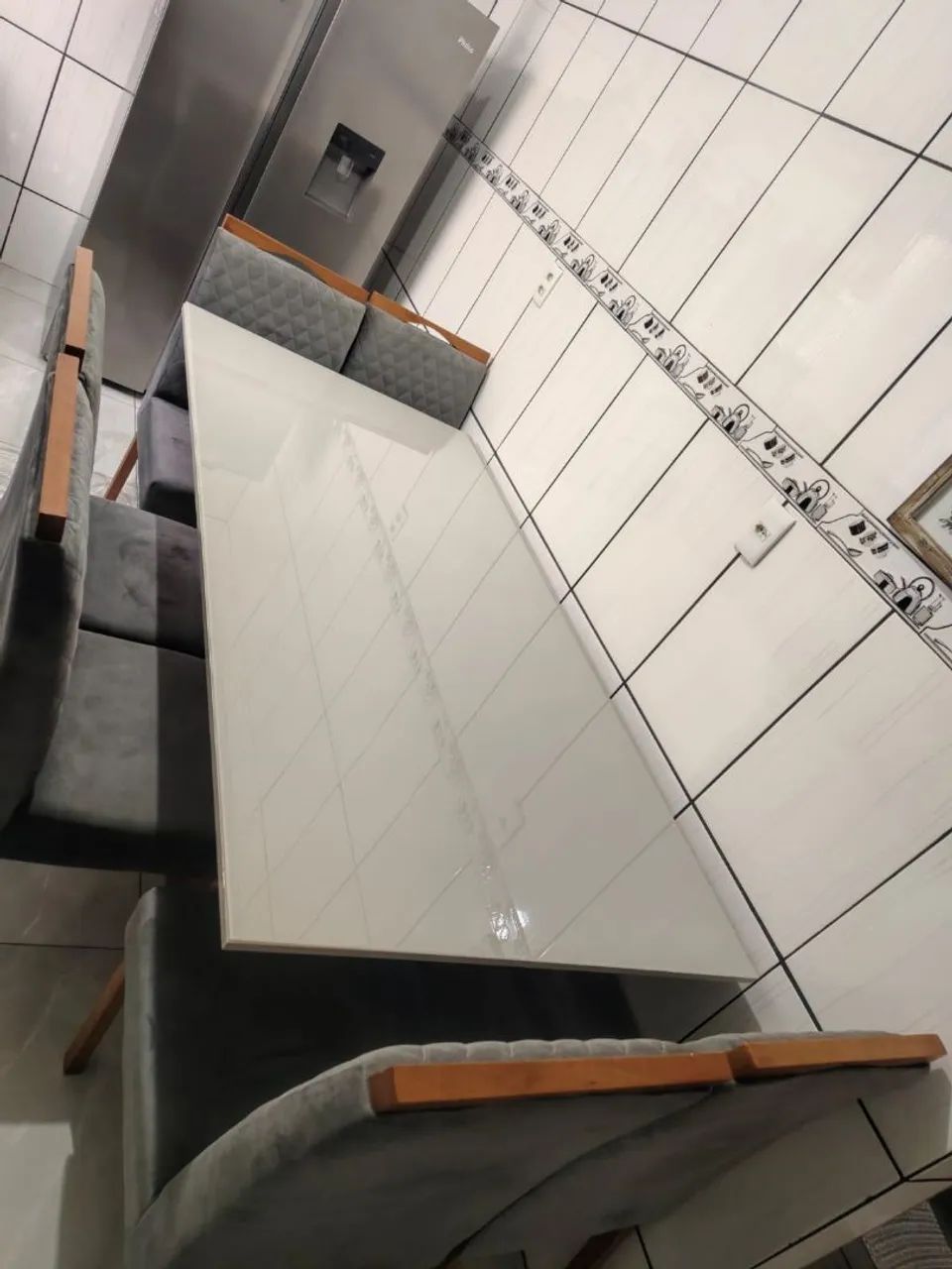 Mesa Plus de vidro com base de madeira reforçada e 6 cadeiras. - Foto 2