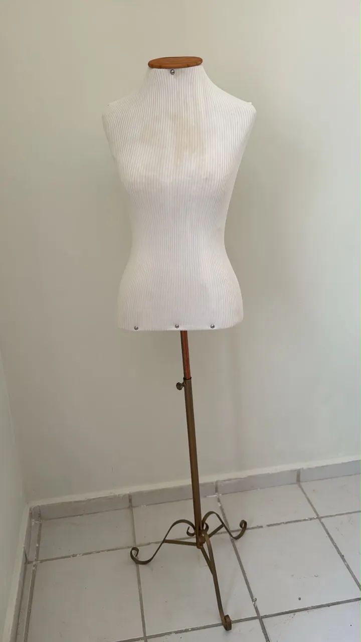 Arara Metalon Dourada / Manequim Busto  - Foto 2