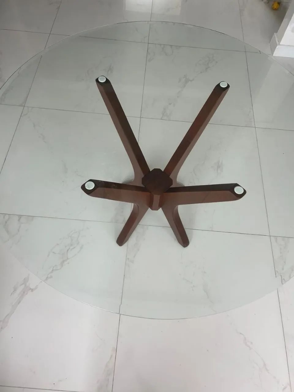 Mesa de vidro e madeira