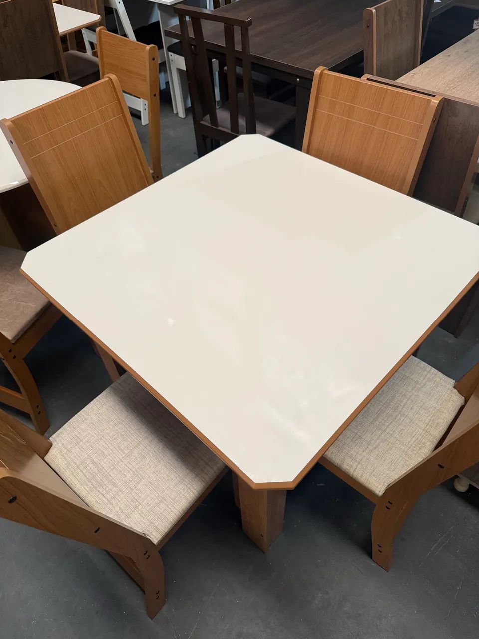 Mesa com 4 cadeiras medida 90x90 cm - pronta entrega 