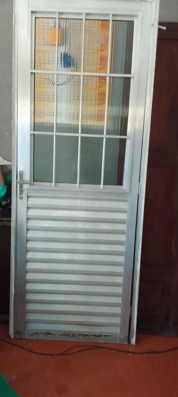 PORTA DE ALUMÍNIO COM VIDRO CANELADO 