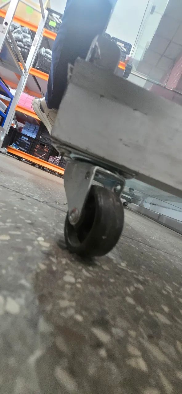 Balcão Expositor de Vidro com Rodízios - 2,46m - Foto 2