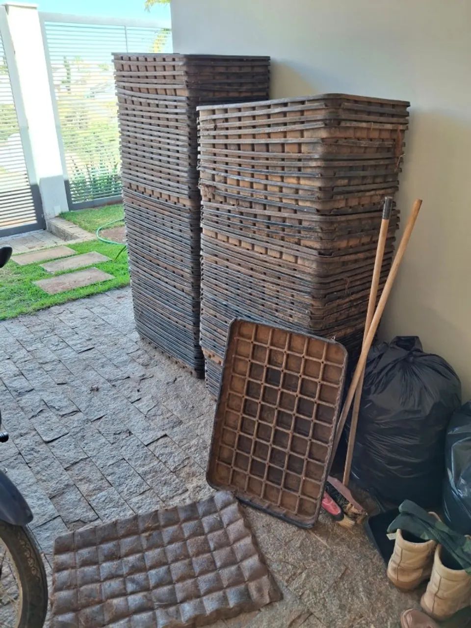 Vende-se 89 bandejas usadas para plantio em hortas, jardins e telhados verdes - Foto 3