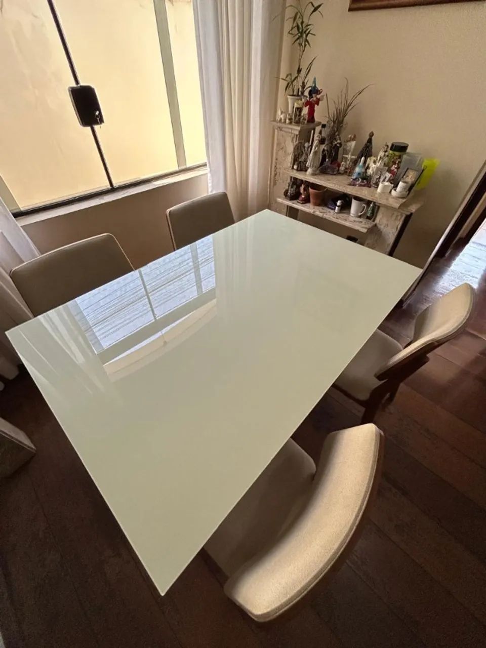 Mesa de Jantar e 4 Cadeiras de Madeira, Laca e Vidro - Foto 2