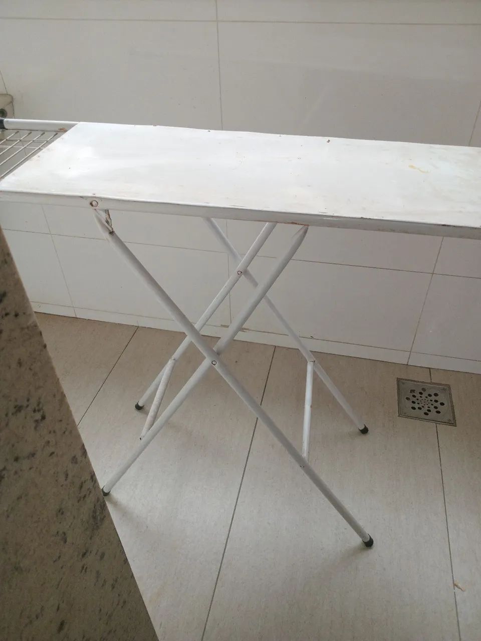Mesa de passar roupa de metal usada