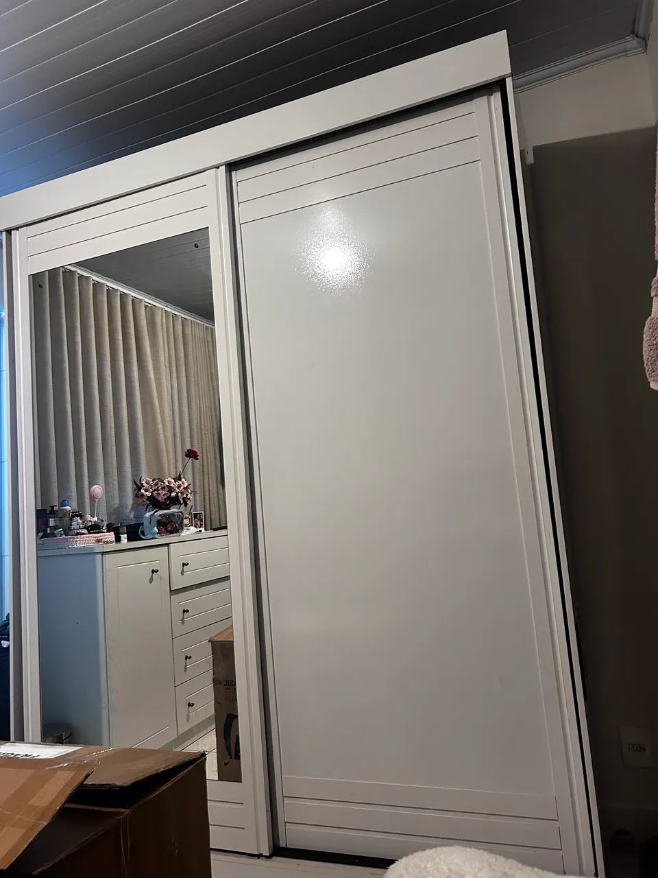 Guarda roupa branco com espelho - Foto 2