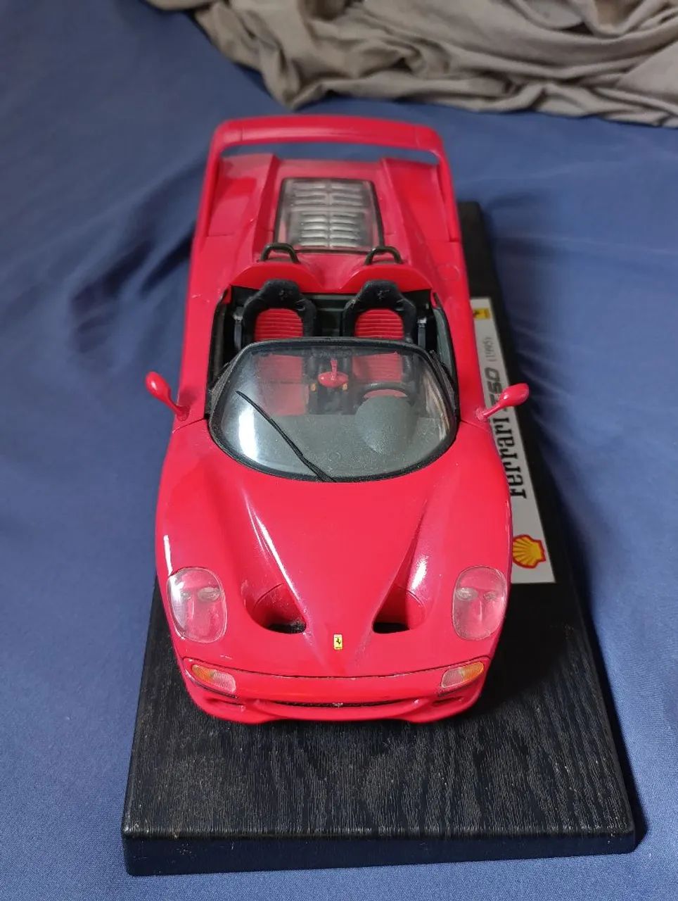 Miniatura Ferrari F50 1/18 na escala