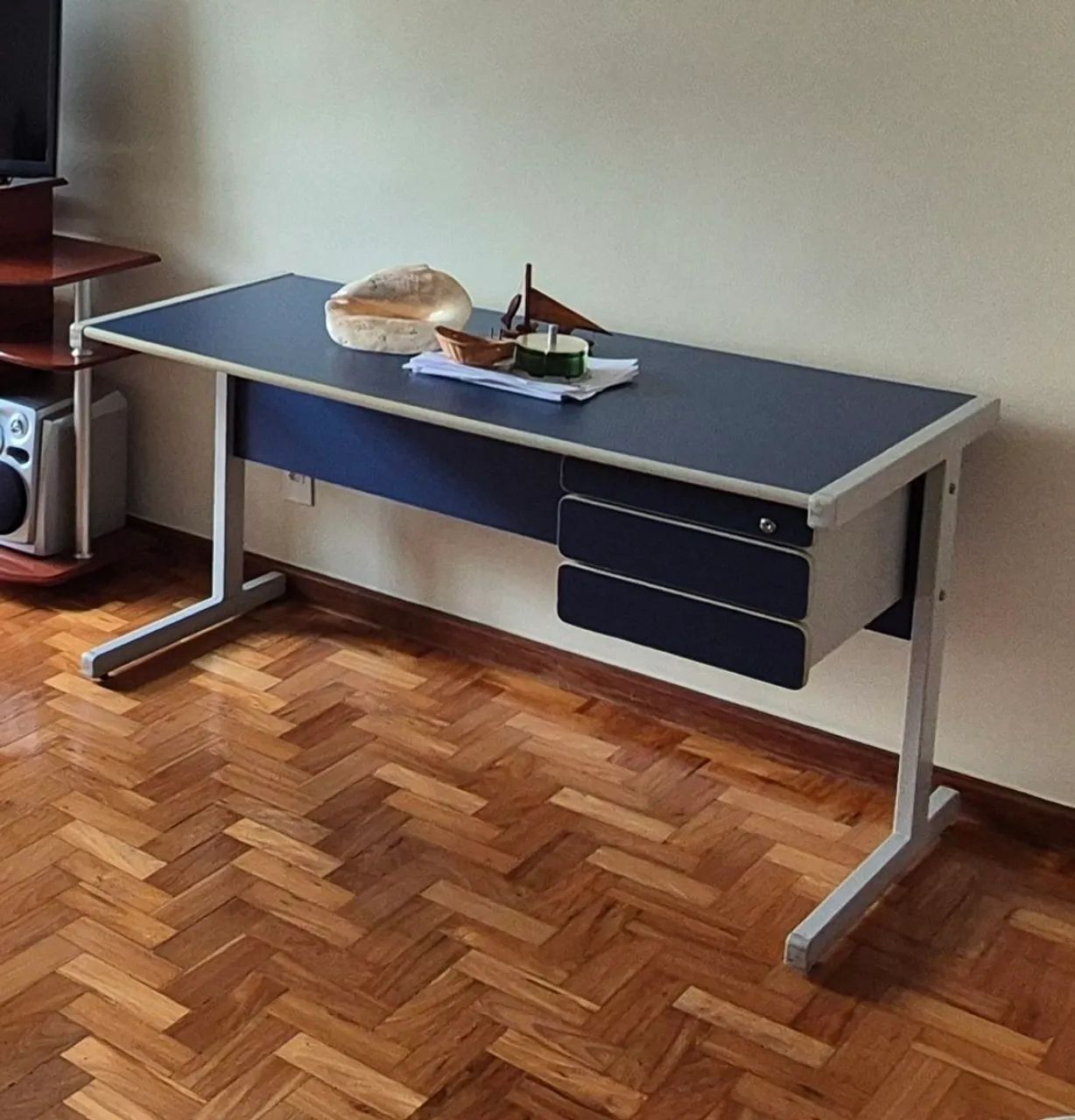 Mesa de escritório com gavetas - Foto 2