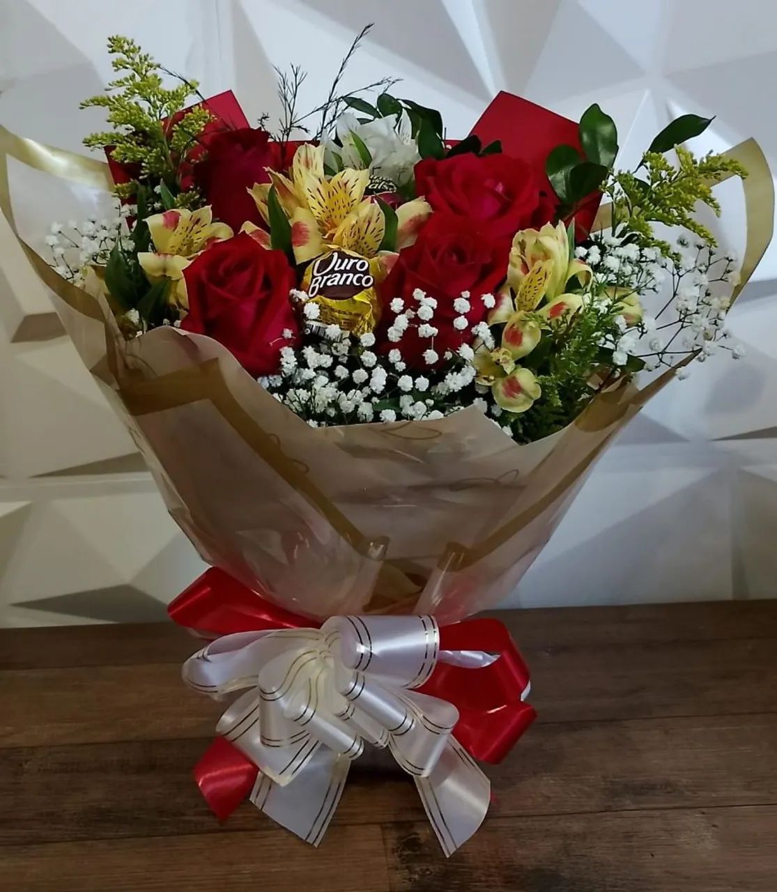 Buque de 4 rosas mais 2 bombons