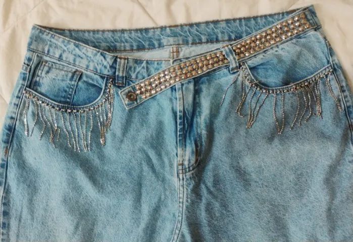 Calça Jeans  cós assimétrico com strass - Tamanho 50 Plus Size - Biotipo - Foto 4