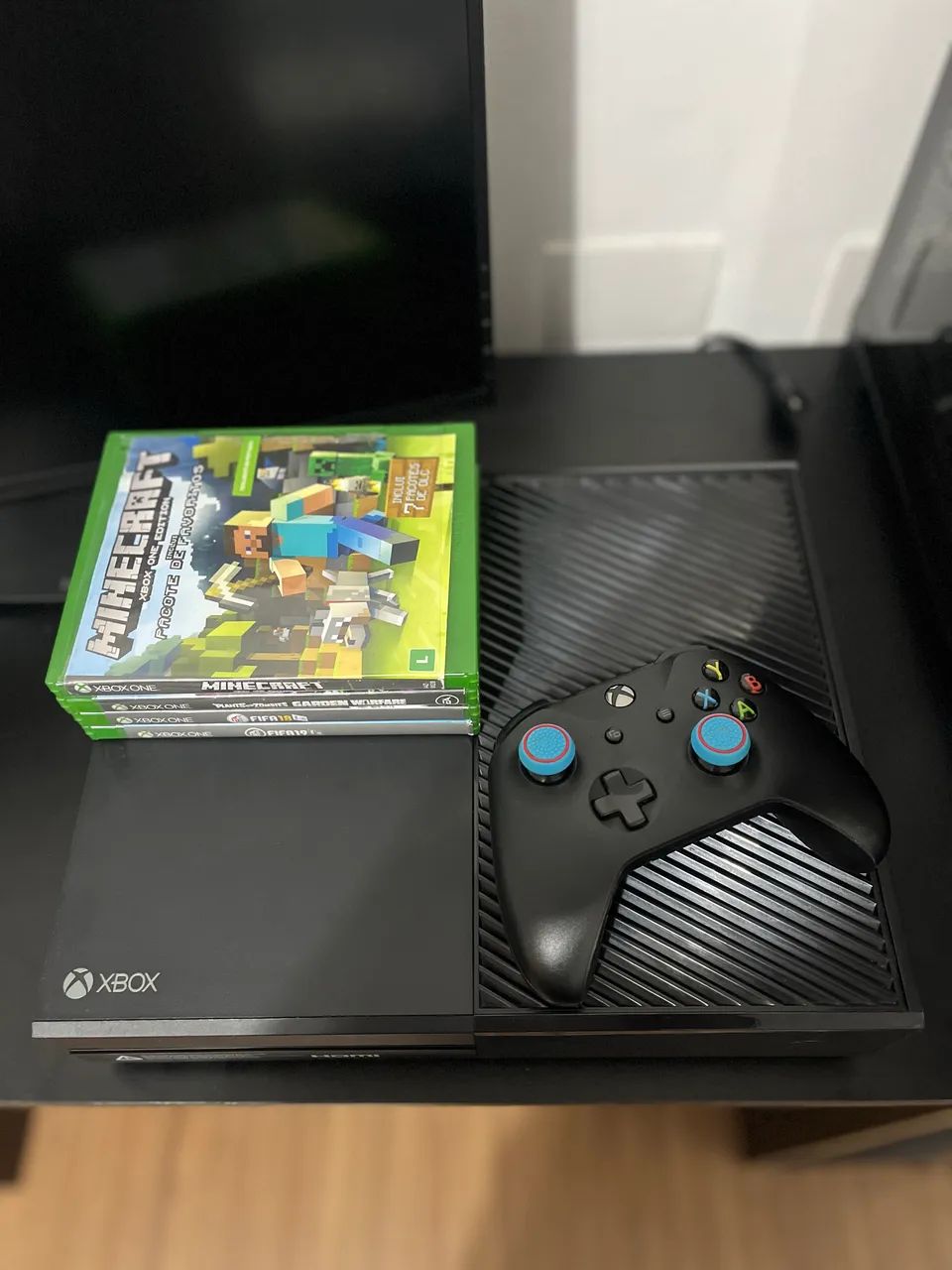 Xbox One 500GB - Com 1 Controle Original e 4 Jogos (Minecraft, FIFA) - Foto 3