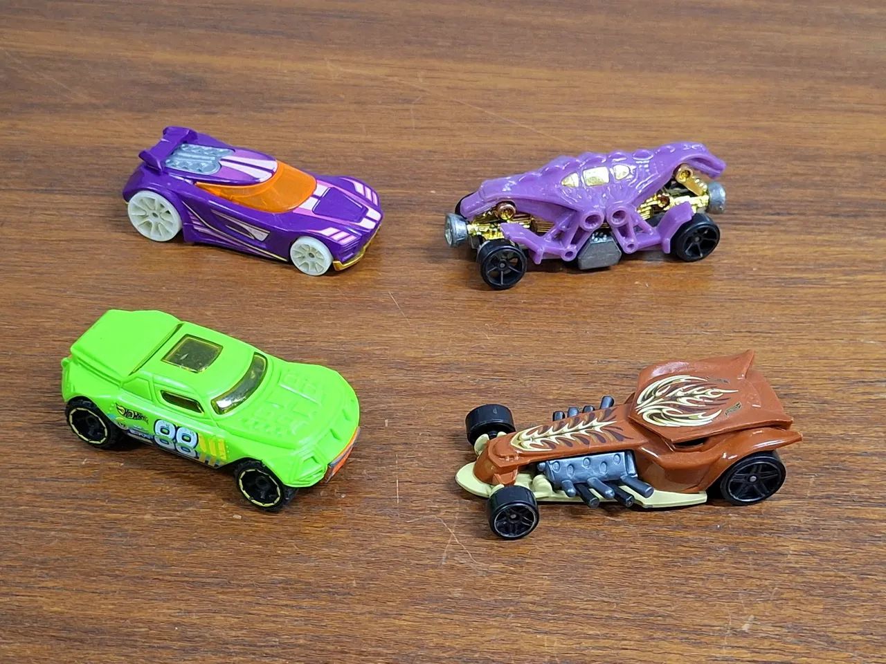 Lote com 24 Carrinhos Hot Wheels