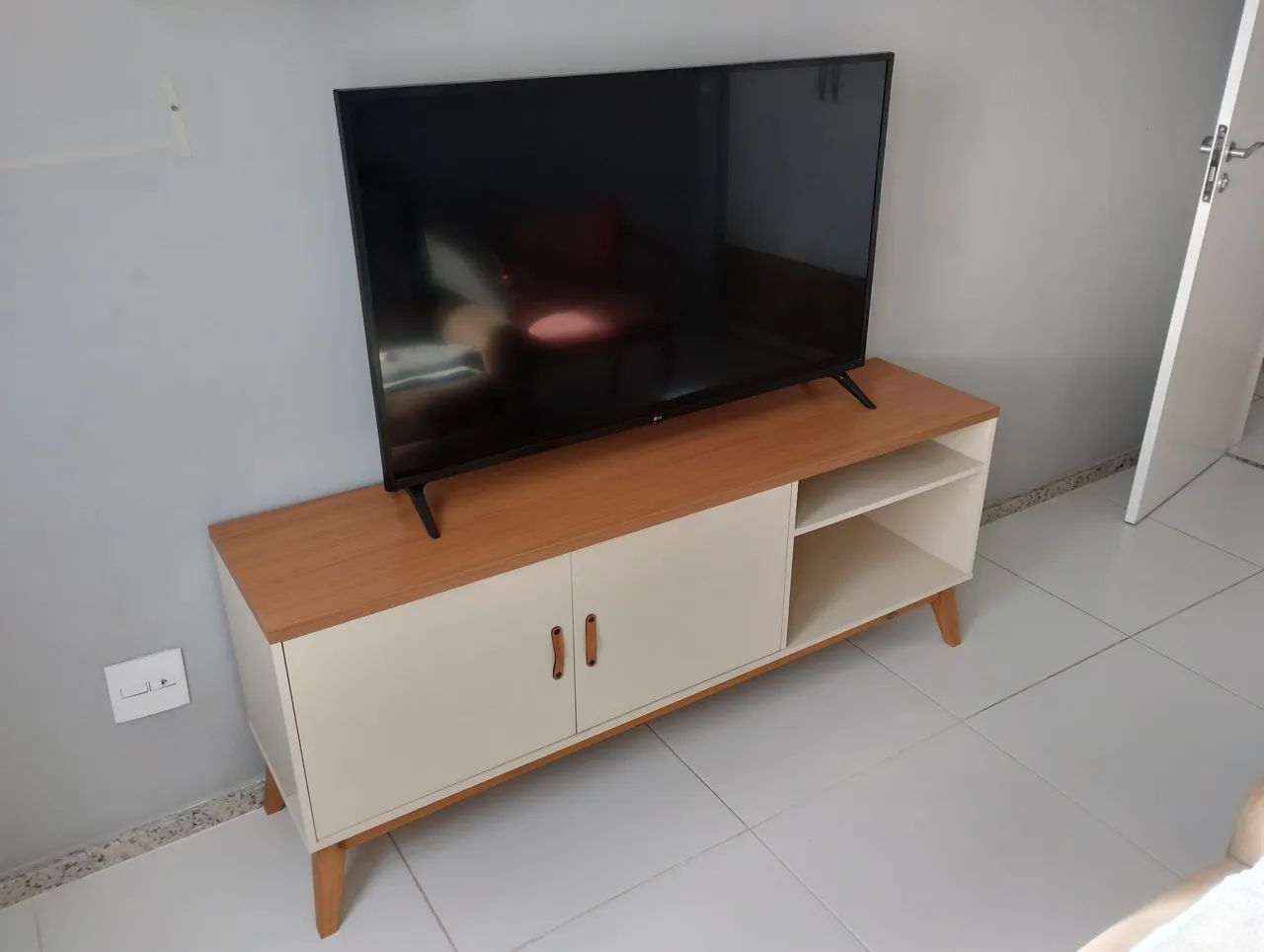 Rack moderno EDN EMem MDF/MDP com Pés de Madeira Maciça Oportunidade! - Foto 2