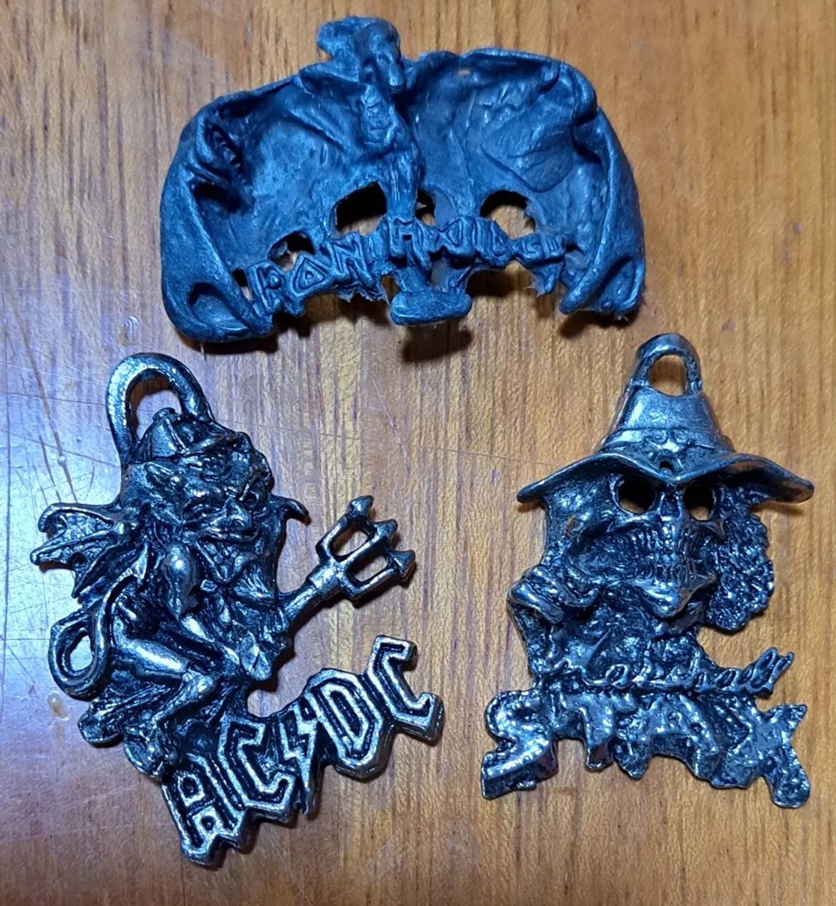LOTE PINGENTES CAVEIRA - AC/DC & IRON MAIDEN 