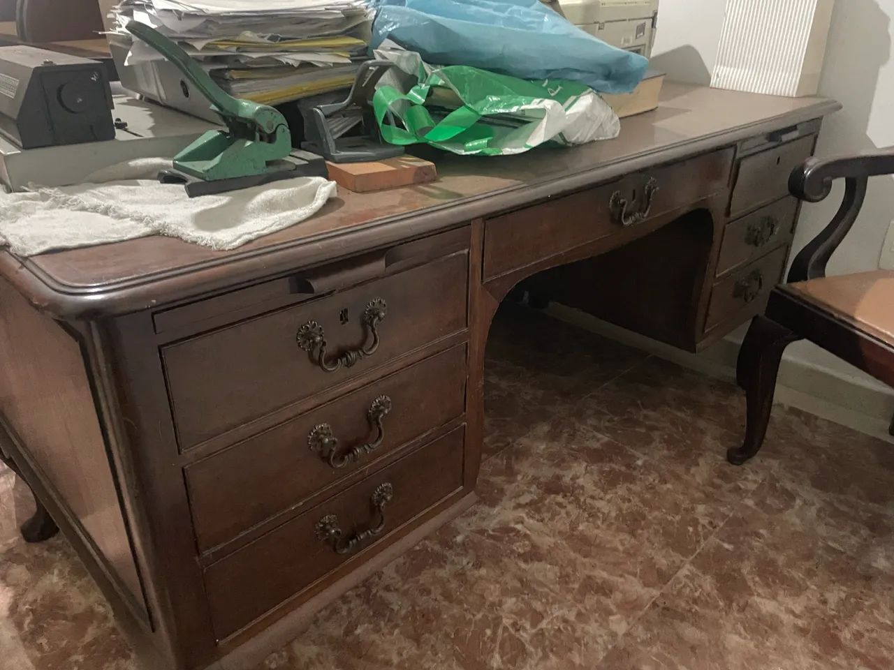 Mesa de escritório antiga com cadeira 