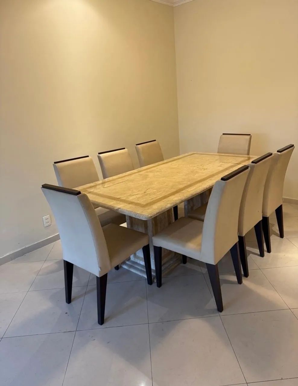 Mesa Mármore resinado com conjunto de cadeiras em couro - Foto 2