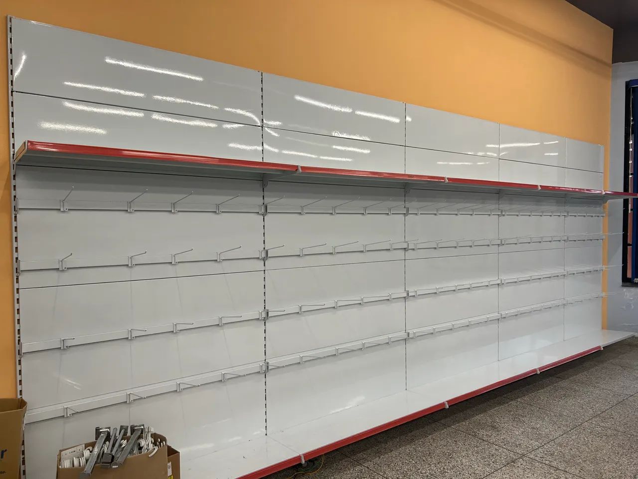 Prateleiras e Gôndolas de Aço para Loja Impecável  - Foto 3