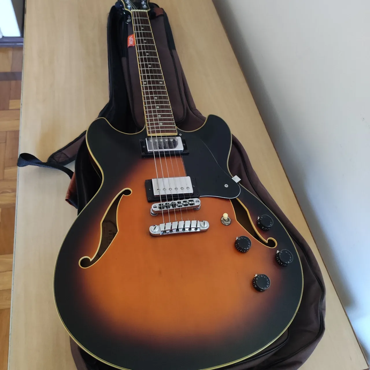 Guitarra Ibanez Artcore AFS75T - Alavanca Bigsby - Instrumentos