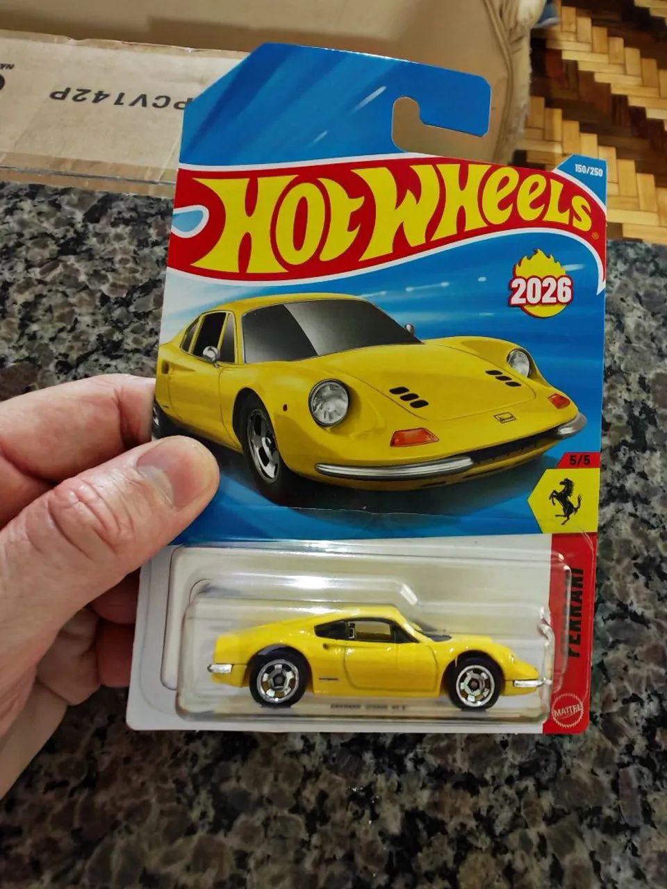 Ferrari Dino amarela 