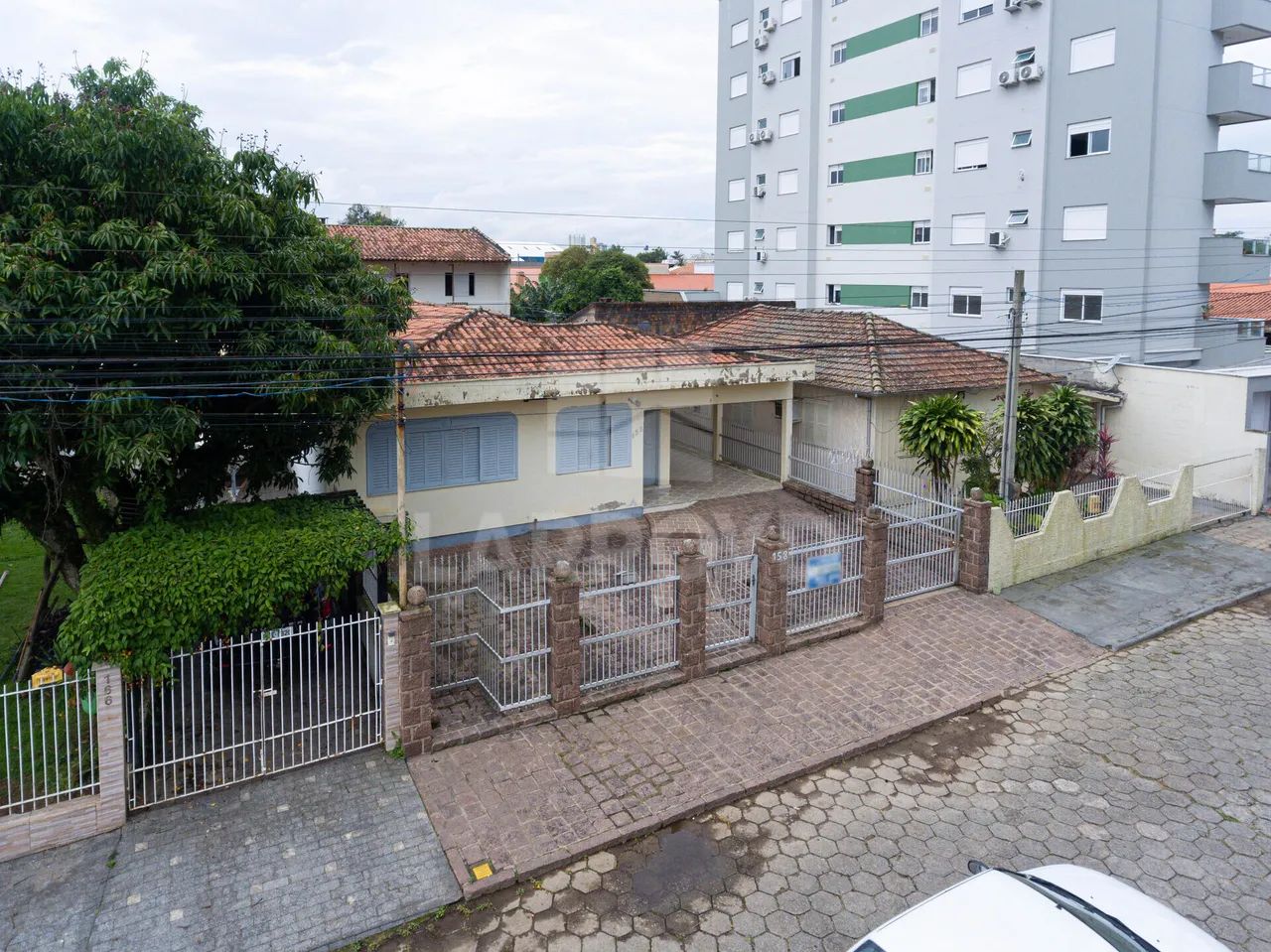CASA Á VENDA PROXIMA AO COLÉGIO DEHON