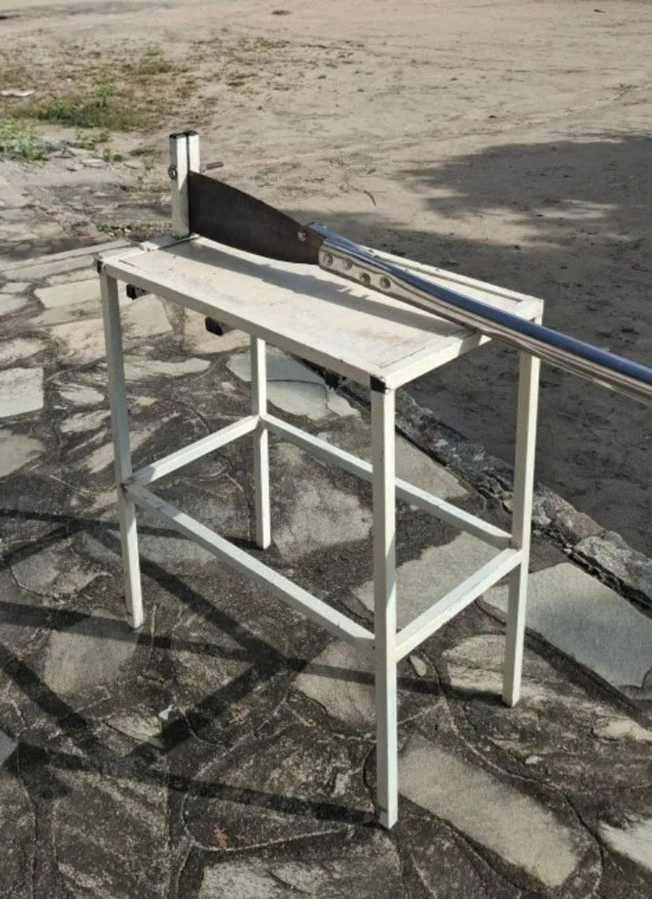 Equipamento para cortar coco verde