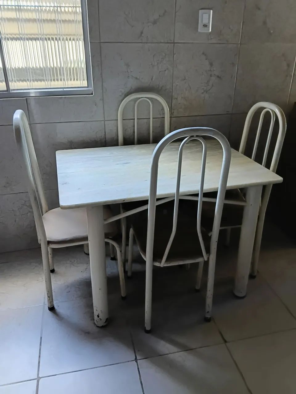 Vendo Mesa de Mármore com 04 cadeiras.