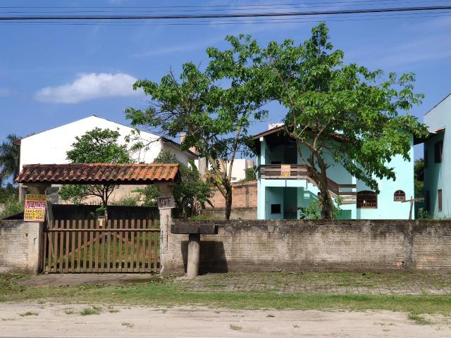 Sobrado em Itapoá, com 2 apartamentos, região nobre comércio e residencial