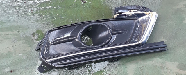 Moldura farol de milha cruze sedan lado direito 
