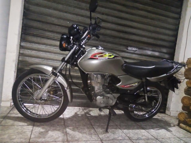 VENDE-SE CG 125 TITAN 2001 ORIGINAL DOCUMENTO OK ,EM DIA, RECIBO EM BRANCO!