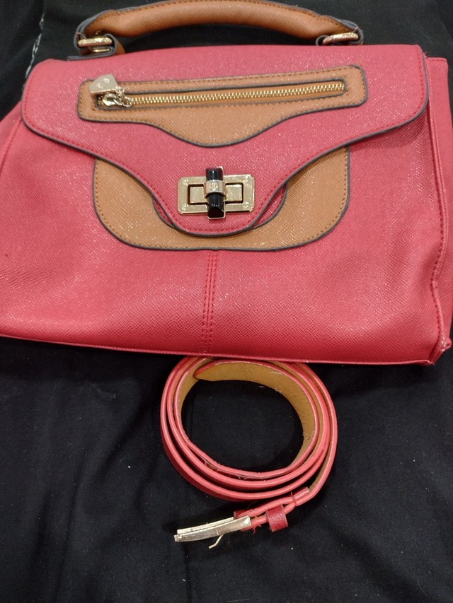 Bolsa vermelha e marrom com o cinto 