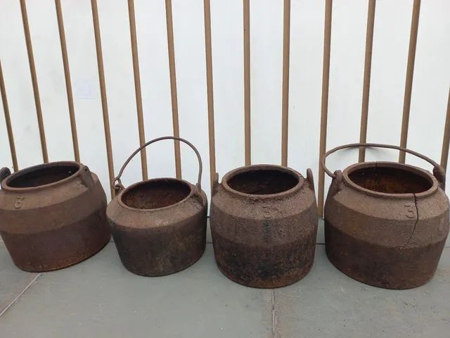 4 Panelas antigas de ferro 