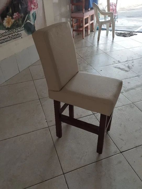 Banqueta de madeira com assento estofado - Foto 2