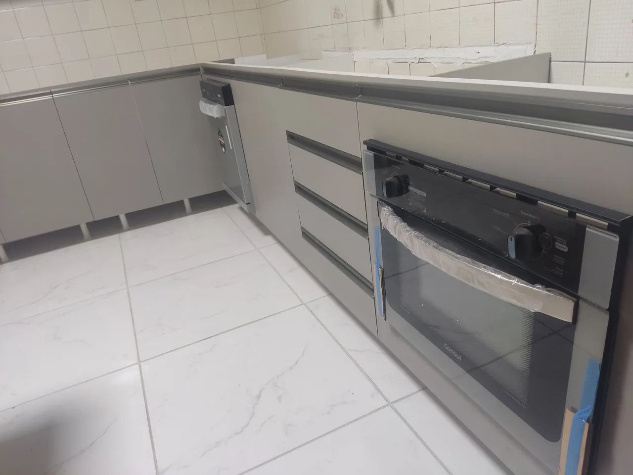 Cozinha planejada com ilha e bancadas em granito - Foto 3