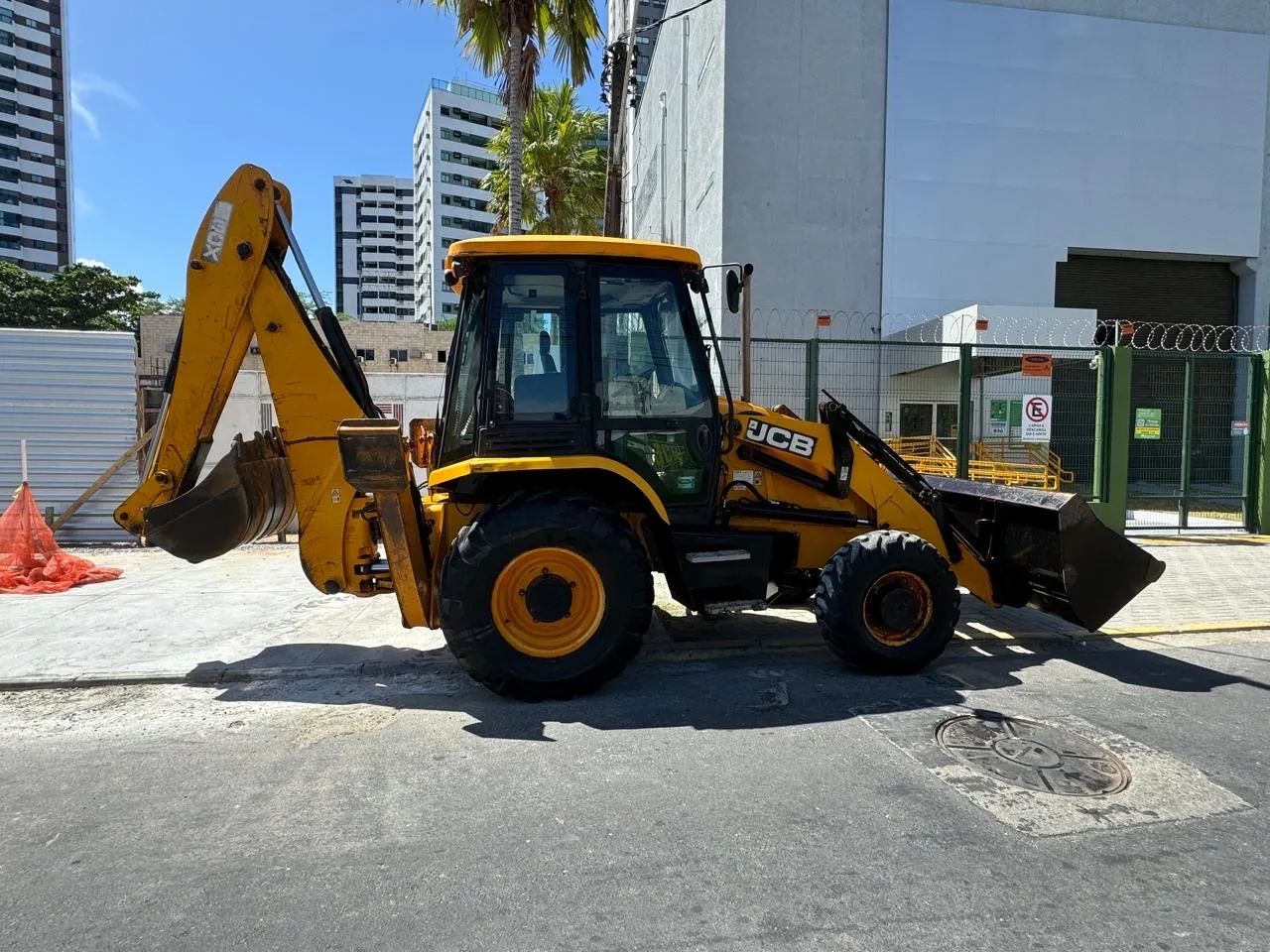 Retroescavadeira JCB - MUITO NOVA - Foto 2