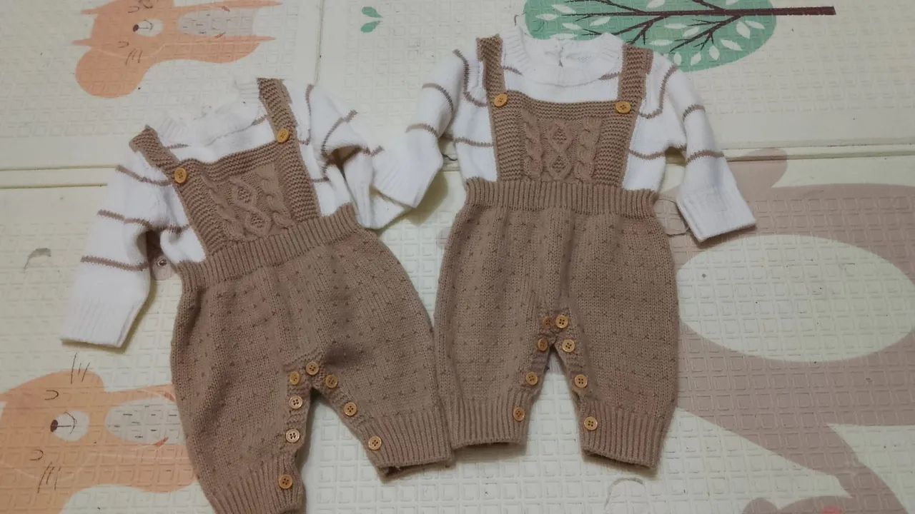 Macacão para gêmeos em tricô unissex ideal para bebês gêmeos .