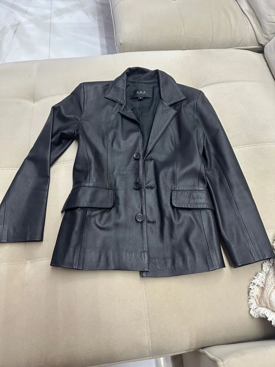 Jaqueta de Couro Preta Elegante