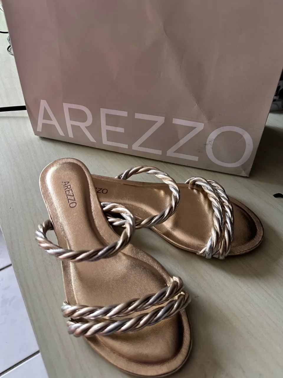 Sandália Arezzo Dourada com Detalhes Trançados
