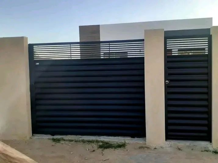 Portão de garagem com social separado 