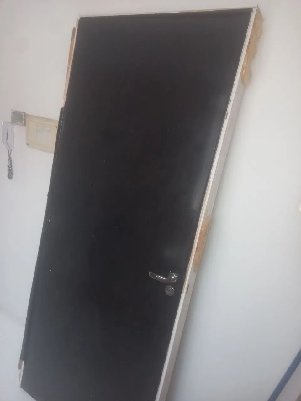 Porta de madeira preta em ótimo estado(80×2,10)tamanho padrao - Foto 2