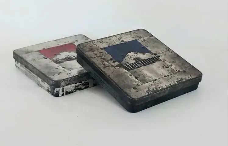 Duas latas promocionais colecionáveis originais  Marlboro, modelos vermelho e Azul - Foto 4